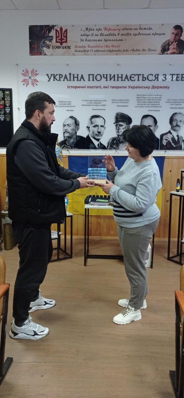 Передача світлової таблиці вчителем Миколаївської гімназії 20 Андрієм Єрмачковим до музею